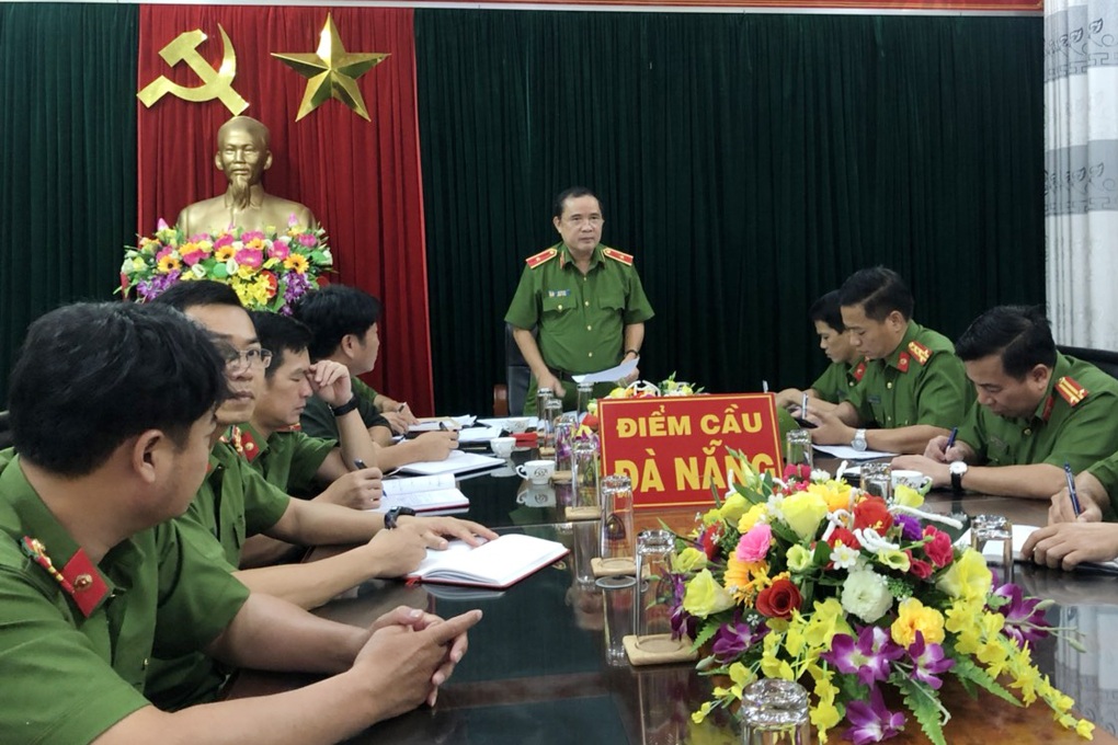 Cảnh sát cơ động, đặc nhiệm, CSGT giúp người dân chống bão - 1 Cảnh sát cơ động, đặc nhiệm, CSGT giúp người dân chống bão - 1