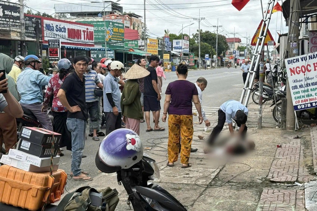 Nghi bị điện giật, người đàn ông rơi từ trụ điện xuống đất ở Đồng Nai - 1 Nghi bị điện giật, người đàn ông rơi từ trụ điện xuống đất ở Đồng Nai - 1