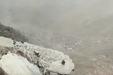 Khoảnh khắc đất đá bất ngờ đổ sập, suýt đè trúng nhóm người đi bộ