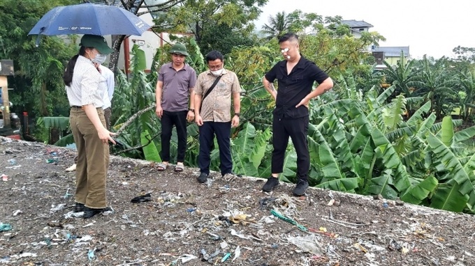 Đoàn kiểm tra phát hiện tro, xỉ từ Công ty TNHH Miza Nghi Sơn đổ thải tại nhà dân xã Tân Trường, thị xã Nghi Sơn.