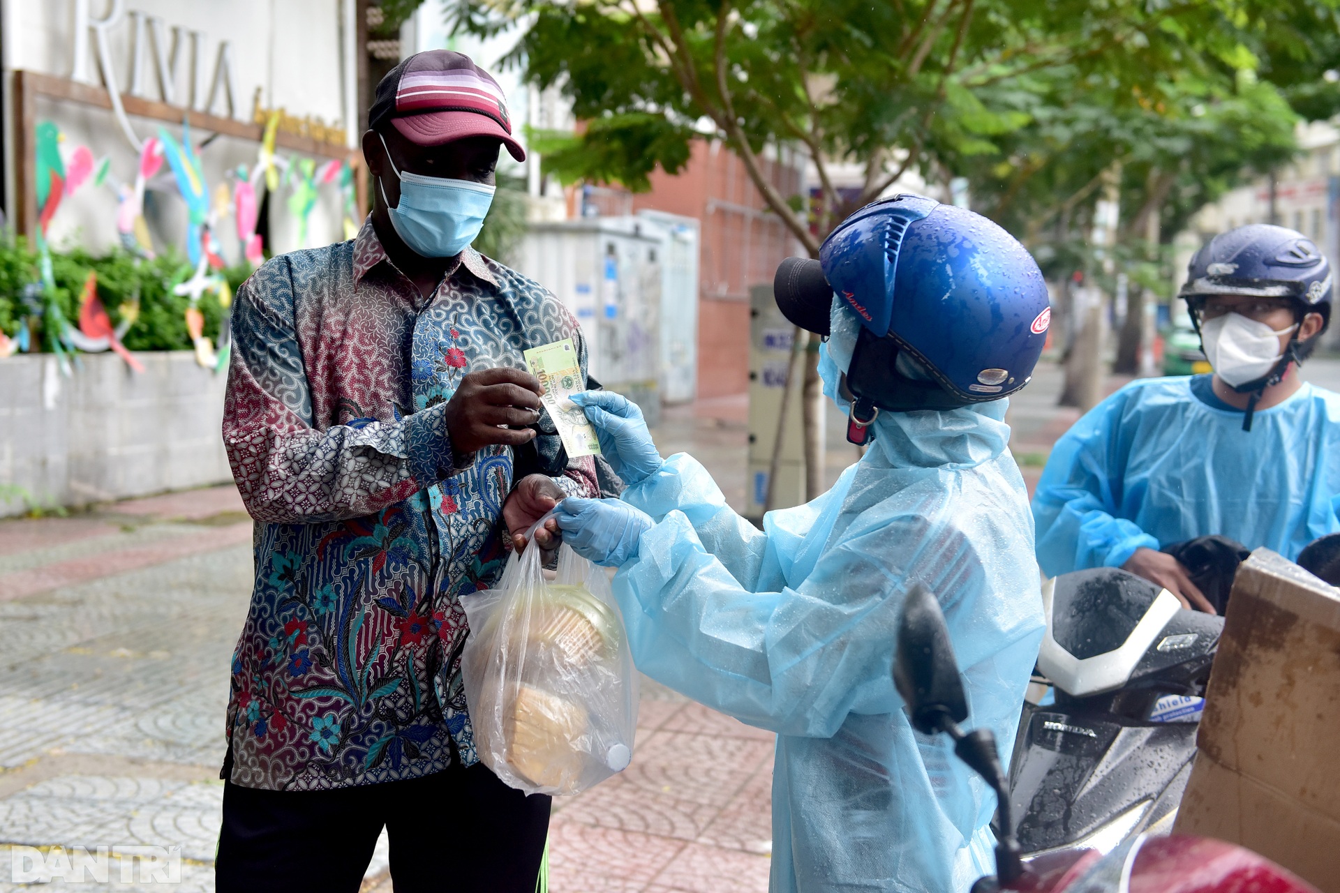 Thầy giáo Tây ở Sài Gòn: Mong học trò không thấy cảnh tôi nhận đồ ăn - 7 Thầy giáo Tây ở Sài Gòn: Mong học trò không thấy cảnh tôi nhận đồ ăn - 7