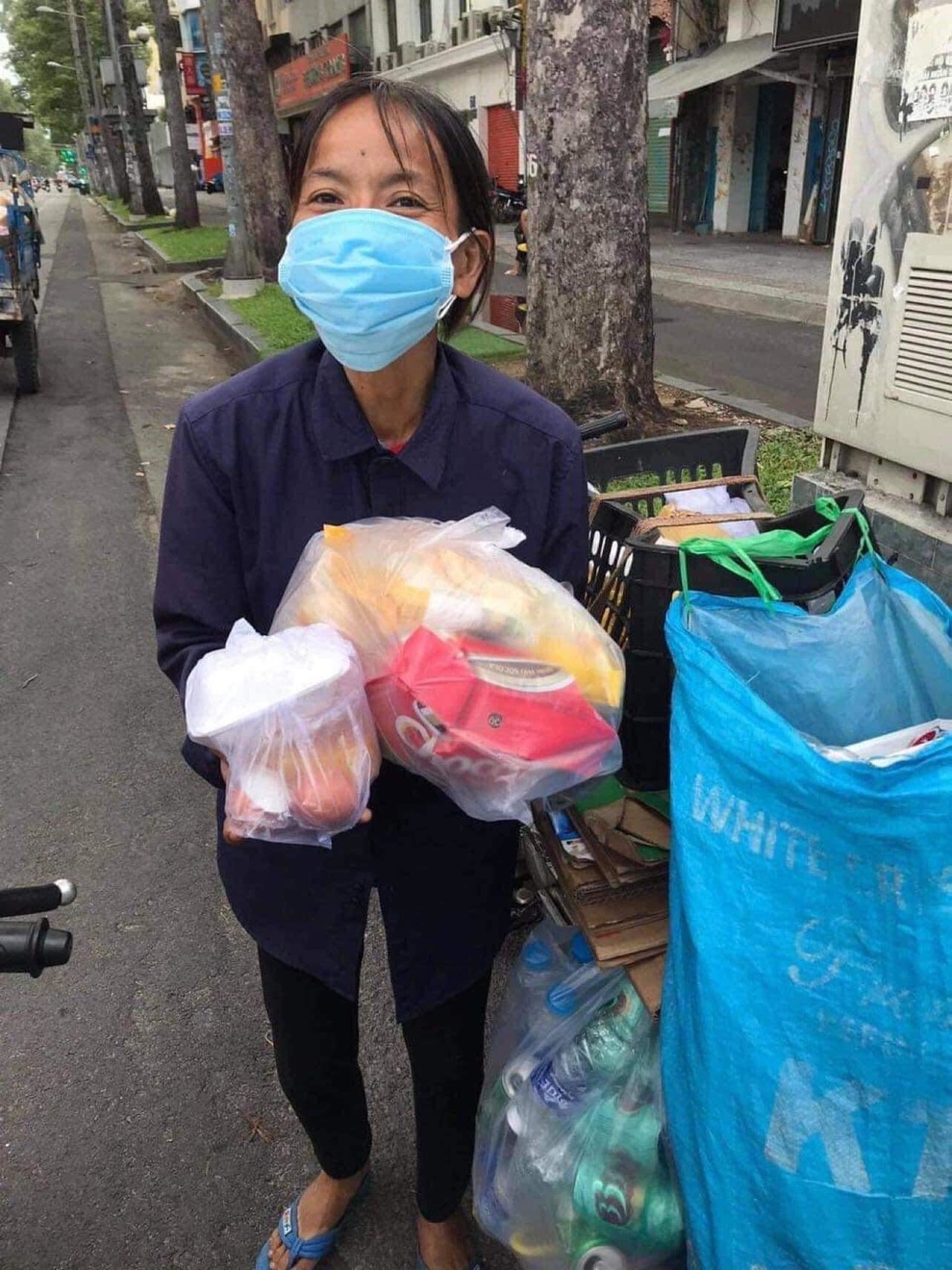 Yan My và nhóm nghệ sĩ mua thực phẩm tặng người dân TPHCM - 2 Yan My và nhóm nghệ sĩ mua thực phẩm tặng người dân TPHCM - 2