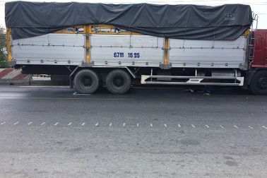 Dắt xe đạp qua đường, cụ ông 82 tuổi bị xe tải "tông" bất tỉnh