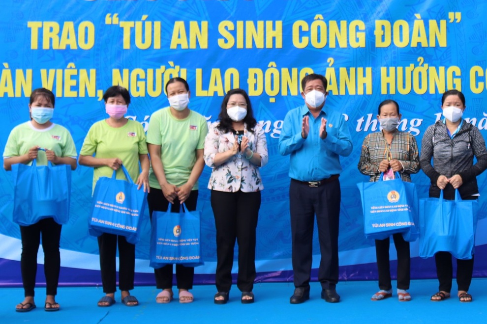 Sóc Trăng trao 6.000 túi an sinh công đoàn cho người lao động khó khăn - 1 Sóc Trăng trao 6.000 túi an sinh công đoàn cho người lao động khó khăn - 1