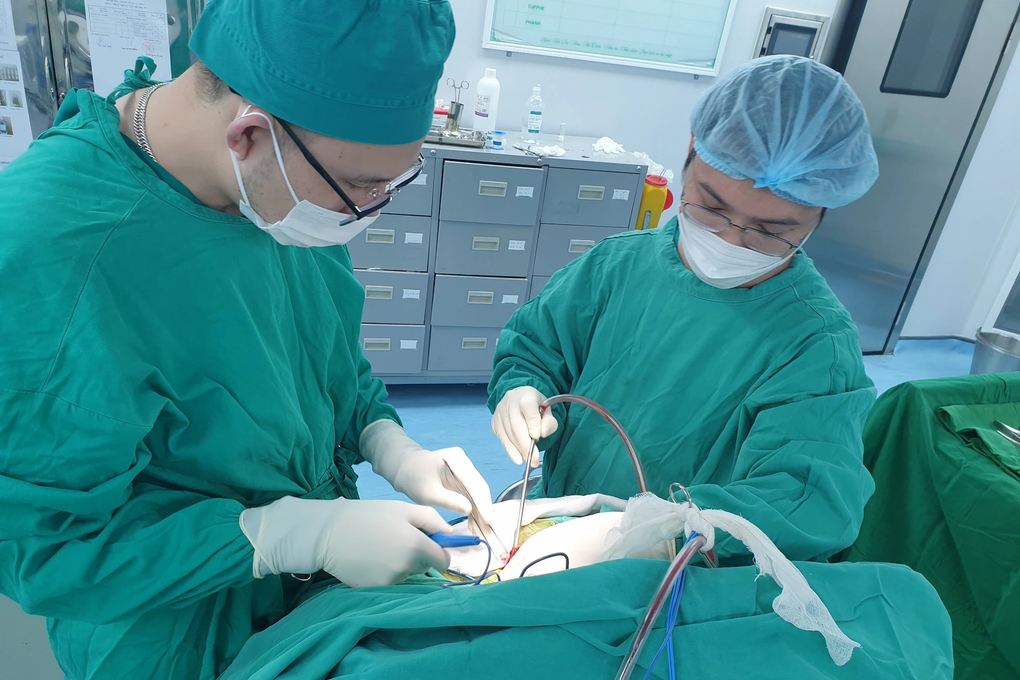 Cấp cứu bé 12 tháng tuổi bị đinh cắm vào đầu sau khi ngã - 3 Cấp cứu bé 12 tháng tuổi bị đinh cắm vào đầu sau khi ngã - 3