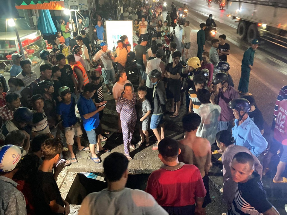 Người phụ nữ rơi xuống cống, bị cuốn mất tích trong cơn mưa lớn - 1 Người phụ nữ rơi xuống cống, bị cuốn mất tích trong cơn mưa lớn - 1