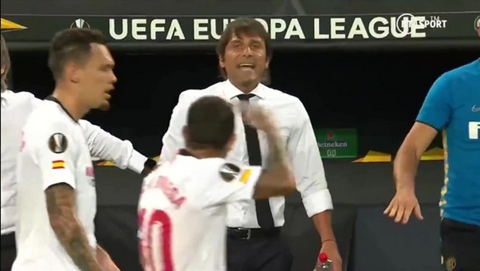 Bị cầu thủ Sevilla chế nhạo, HLV Conte bốc hỏa, suýt lao vào ẩu đả - 1 Bị cầu thủ Sevilla chế nhạo, HLV Conte bốc hỏa, suýt lao vào ẩu đả - 1