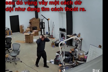 Robot hình người bất ngờ “tỉnh giấc”, làm loạn trong phòng nghiên cứu