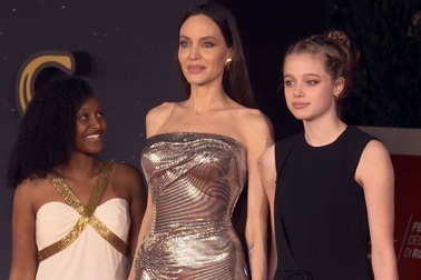 Angelina Jolie đưa hai con dự công chiếu phim tại Italy