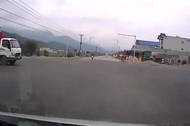 Hai ô tô lao vào nhau vì không giảm tốc độ khi qua ngã tư