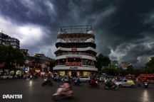 Bầu trời Hà Nội bất ngờ tối đen giữa ban ngày