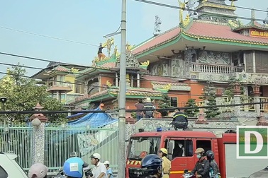 Giải cứu thanh niên trèo lên nóc chùa quậy phá