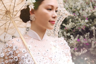 Bạn gái thiếu gia Phillip Nguyễn mặc áo dài cưới