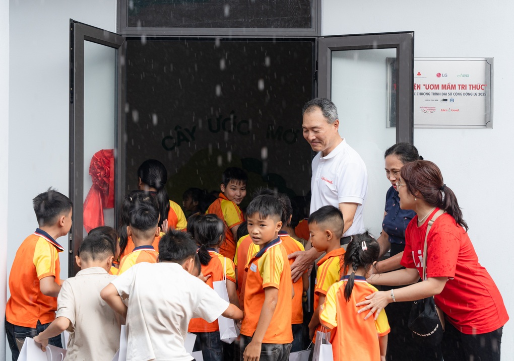 LG ផ្សព្វផ្សាយវប្បធម៌អានដល់កុមារនៅតំបន់ភ្នំ - ១ LG lan tỏa văn hóa đọc sách đến với trẻ em vùng cao - 1