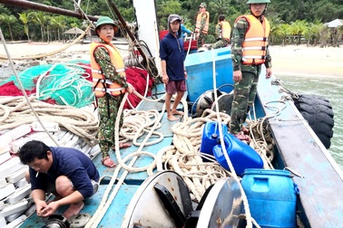 Cứu sống 12 ngư dân gặp nạn trên biển