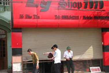 Bị nổ tan cửa, chủ nhà vẫn ngon giấc