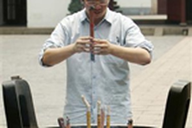 Theo chân sỹ tử Trung Quốc đi cầu may