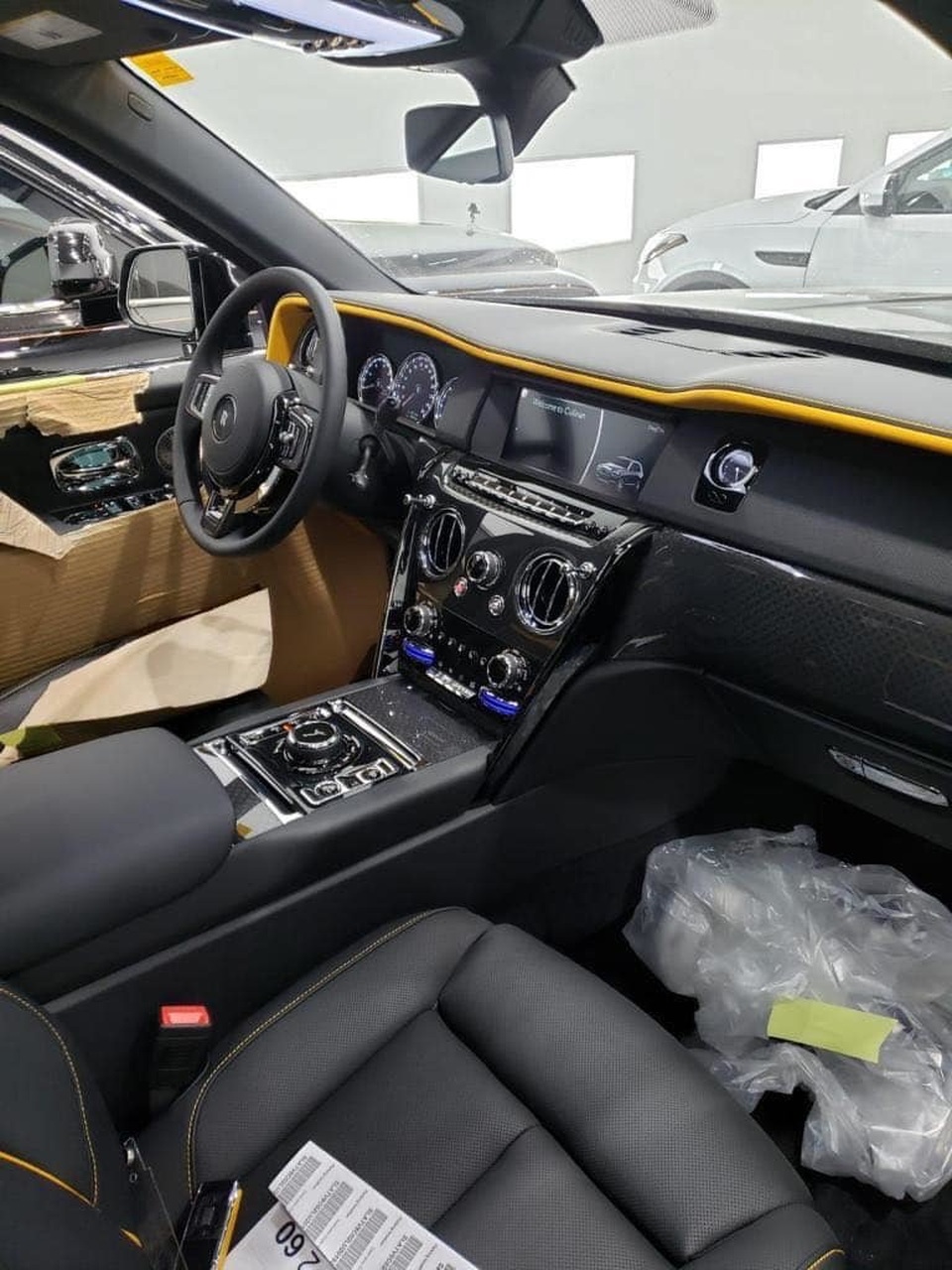 Giá 2 triệu đô, đại gia Việt đua nhau sắm Rolls-Royce Cullinan - 9 Giá 2 triệu đô, đại gia Việt đua nhau sắm Rolls-Royce Cullinan - 9