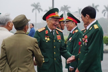 50 năm trước cùng vào sinh ra tử, nay gặp nhau nước mắt hòa nụ cười!