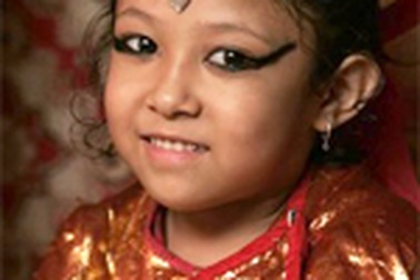 Bé gái 6 tuổi lên ngôi nữ thánh sống tại Nepal
