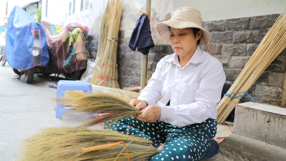 Nhộn nhịp xóm chổi đót ở Sài Gòn dịp cuối năm - 2 Nhộn nhịp xóm chổi đót ở Sài Gòn dịp cuối năm - 2