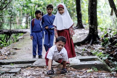 Indonesia: Nghị lực của cậu bé khuyết tật bò tới trường mỗi ngày