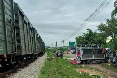 Xe chở gas bị tàu tông văng xuống vệ đường