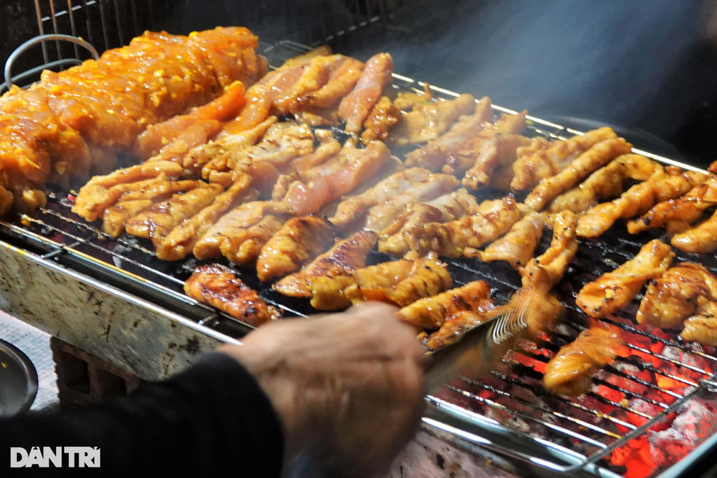 Độc lạ bánh mì âm phủ ở Cần Thơ, khách xếp hàng trong đêm thưởng thức - 2 Độc lạ bánh mì âm phủ ở Cần Thơ, khách xếp hàng trong đêm thưởng thức - 2