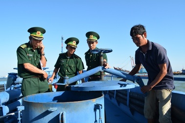 Bắt tàu vận chuyển 80 nghìn lít dầu không rõ nguồn gốc