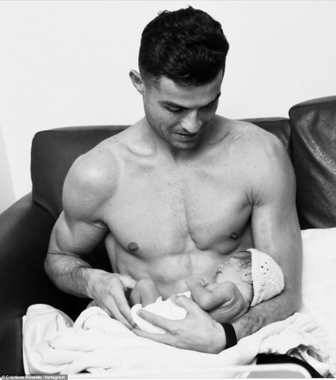 C.Ronaldo lần đầu khoe con gái nhỏ đầy cảm động sau cú sốc mất con trai - 1 C.Ronaldo lần đầu khoe con gái nhỏ đầy cảm động sau cú sốc mất con trai - 1