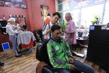 Tiệm cắt tóc 0 đồng cho người nghèo của chàng trai 9X