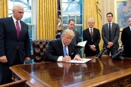 Cuộc tranh cãi "nảy lửa" trong phòng Bầu dục của ông Trump