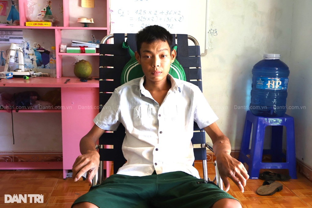 Đau đớn nhìn con trai ngủ ngồi, cha muốn cho thận nhưng không có tiền - 1 Đau đớn nhìn con trai ngủ ngồi, cha muốn cho thận nhưng không có tiền - 1