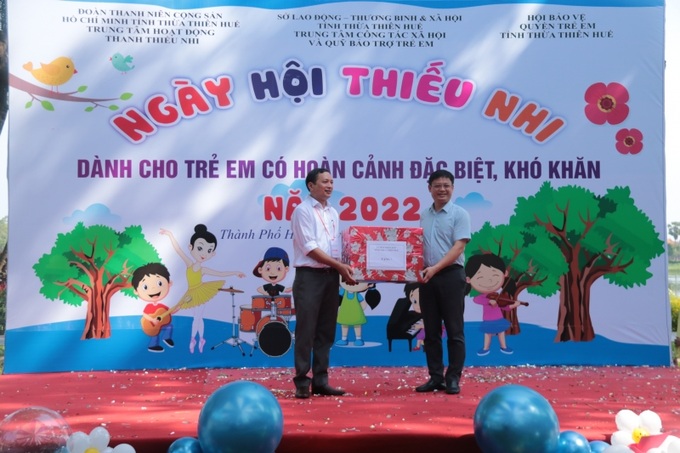 Lãnh đạo UBND tỉnh Thừa Thiên Huế tặng quà cho Ngày hội