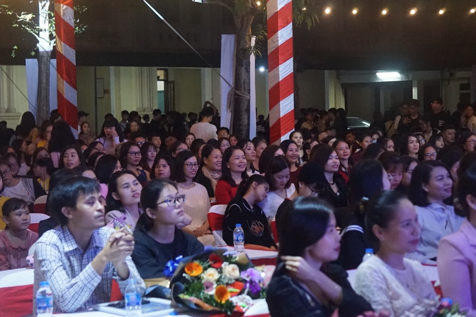 Ấn tượng cách học tiếng Anh bằng lễ hội sắc màu của học trò xứ Nghệ - 4 Ấn tượng cách học tiếng Anh bằng lễ hội sắc màu của học trò xứ Nghệ - 4