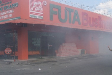 Mua hóa chất để làm pháo hoa tặng bạn gái