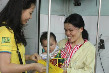 Sinh viên vui Tết Trung thu sớm cùng bệnh nhi nghèo