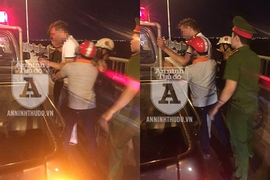 Cảnh sát 113 cùng người dân cứu một người Nga định nhảy cầu Vĩnh Tuy tự tử