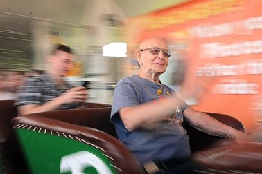 Cụ ông 82 tuổi chơi tàu lượn liền 8 tiếng