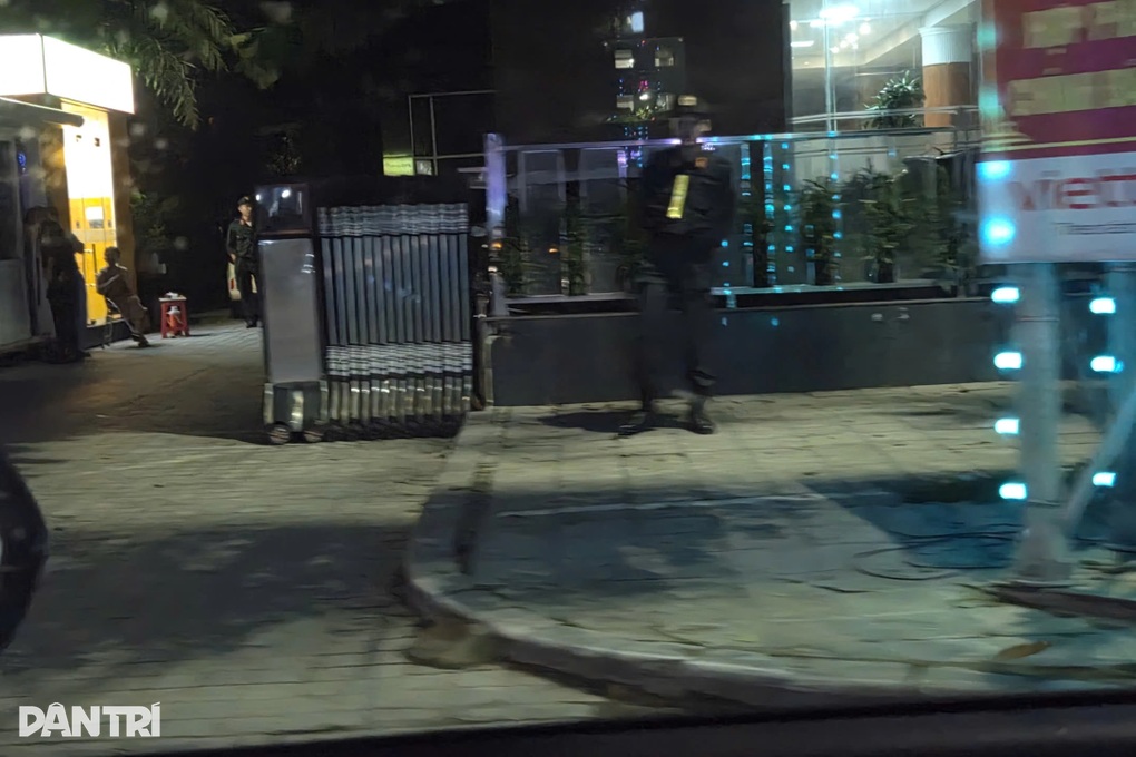 Cảnh sát xuất hiện tại dinh thự Thành An của ông bầu Cao Tiến Đoan - 2 Cảnh sát xuất hiện tại dinh thự Thành An của ông bầu Cao Tiến Đoan - 2