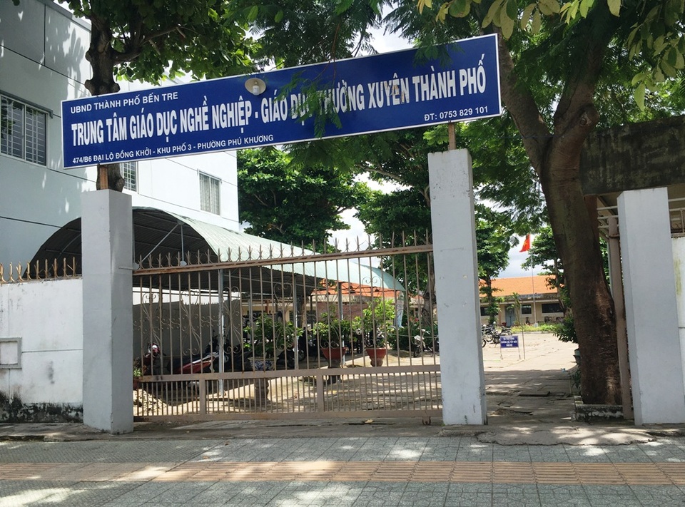 Tạm đình chỉ học tập 4 nữ sinh lớp 10 đánh, xé áo bạn tại lớp học - 1 Tạm đình chỉ học tập 4 nữ sinh lớp 10 đánh, xé áo bạn tại lớp học - 1
