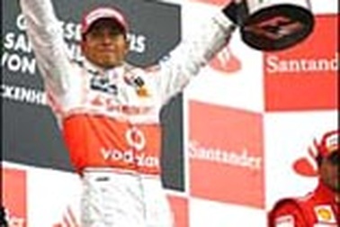 Hamilton lại chói sáng, Ferrari “điên đầu”