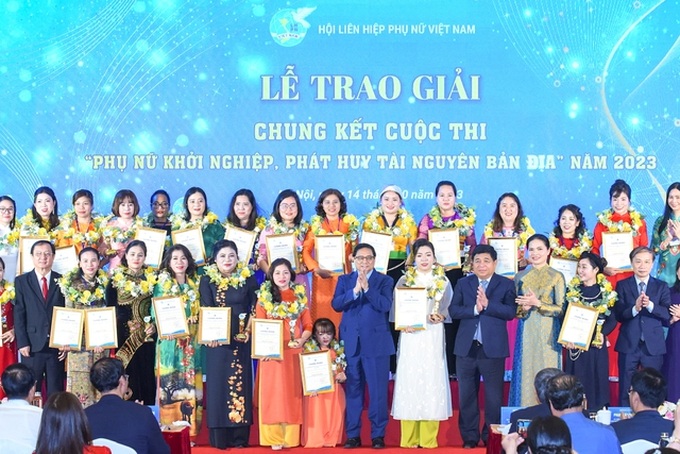 Thủ tướng chụp ảnh lưu niệm với các tác giả đoạt giải.