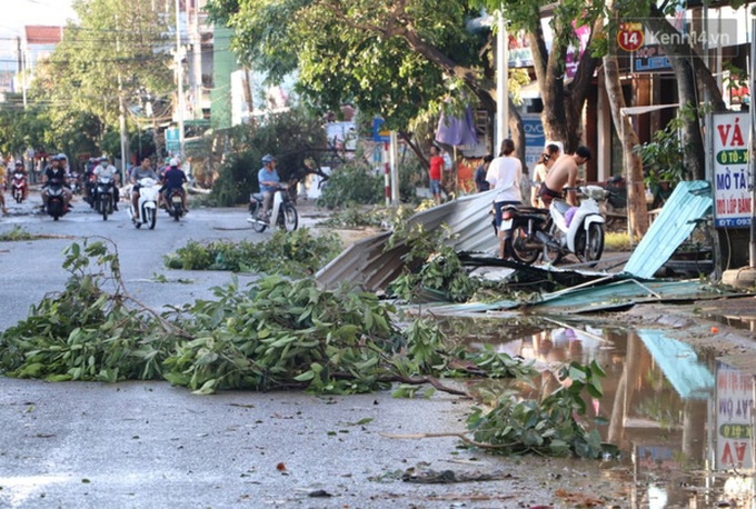 Bão liên tiếp, nhiều trường đại học giảm từ 50-100% học phí cho sinh viên miền Trung - Ảnh 1.