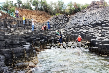 Gành đá đĩa Phú Yên thu hút du khách vào dịp Tết Nguyên Đán