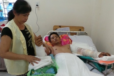 Điện cao thế phóng vào thanh sắt, phu hồ có thể cắt cụt hai cánh tay