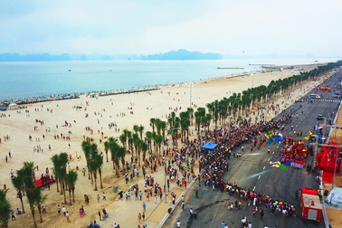 Trải nghiệm Hạ Long qua những “cung đường biển” ấn tượng