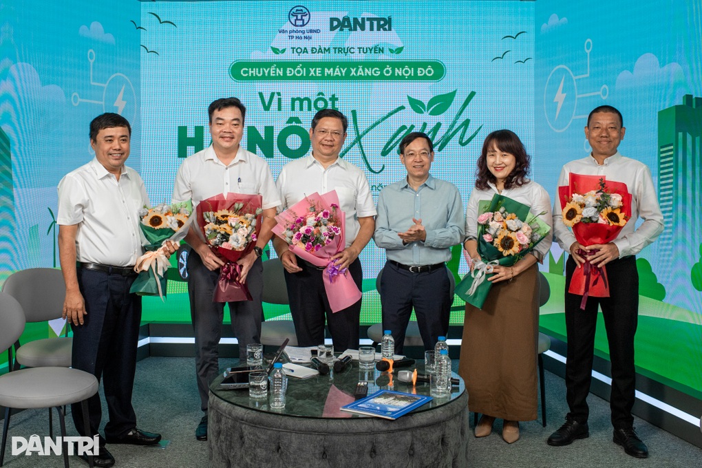 Hà Nội quyết tâm trả lời được câu hỏi: Không đi xe xăng tôi đi bằng gì? - 1 Hà Nội quyết tâm trả lời được câu hỏi: Không đi xe xăng tôi đi bằng gì? - 1
