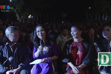 Ông Howard Limbert cùng Á hậu Dương Trương Thiên Lý chia sẻ trải nghiệm hang Sơn Đoòng.