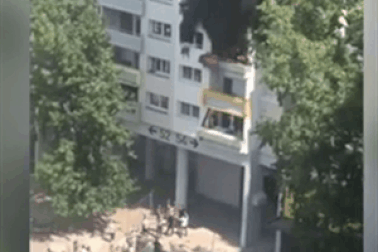 Thót tim cảnh 2 em bé nhảy thoát thân khỏi phòng chung cư bốc cháy